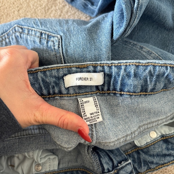 Forever 21 Women’s Straight Leg Distressed Jeans - Picture 7 of 7